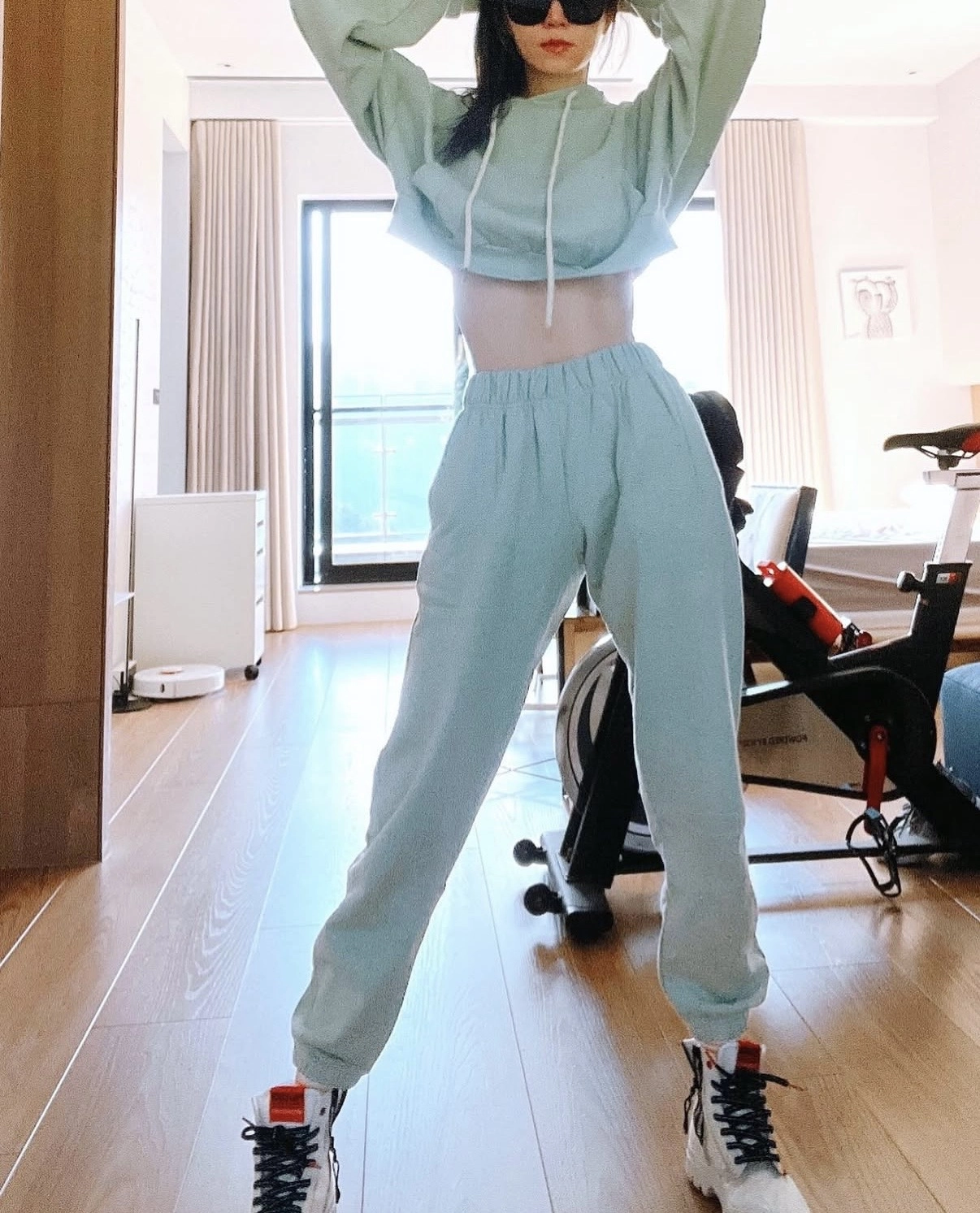 謝金燕在室內運動伸展，展現飛輪訓練後的緊實腿部線條